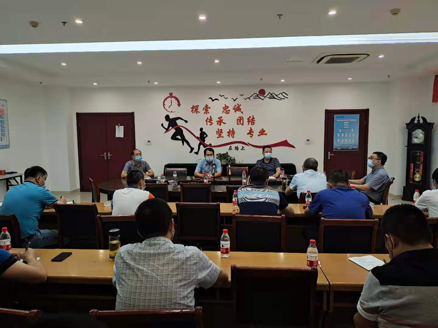 扬汽集团召开转运工作阶段性总结会议.jpg