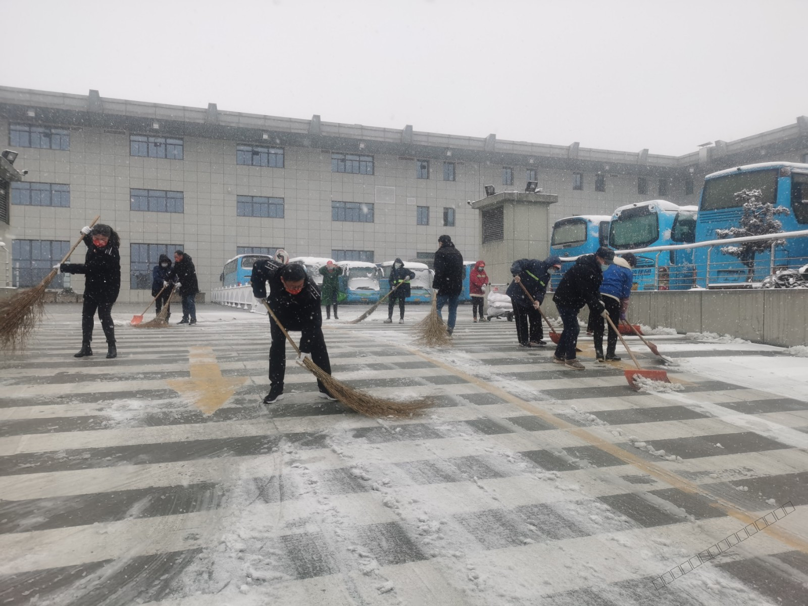 战冰雪 保安全——扬汽集团积极有序应对5.jpg
