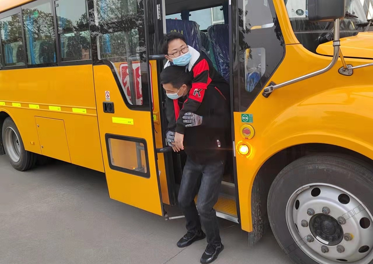 校车司机义务当“保镖”背后温馨的故事.jpg