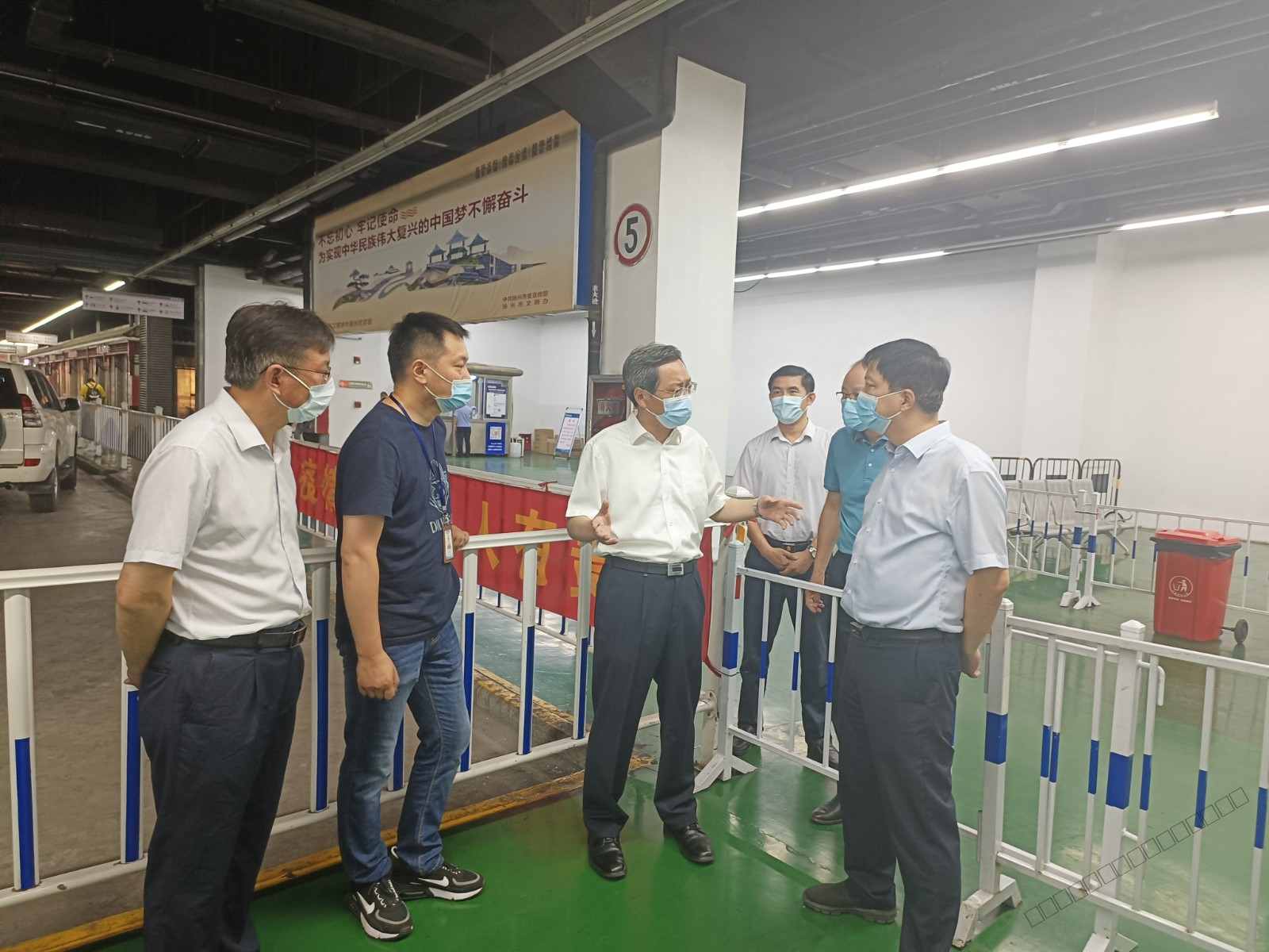 市委副书记韩骅赴扬州汽车站督导检查疫情防控工作.jpg