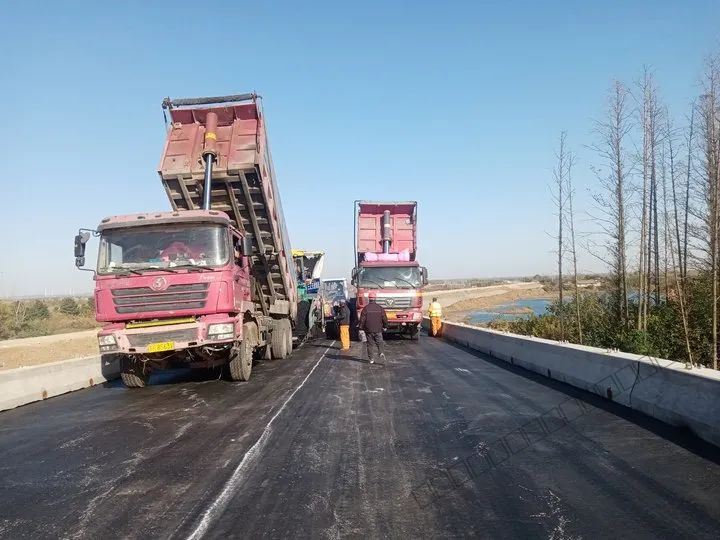 2.环洪泽湖公路盱眙段（马坝-官滩）项目桥梁工程全面摊铺沥青-1.png